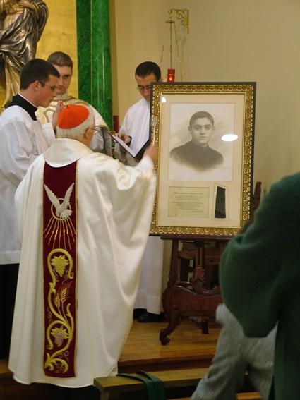 007.jpg - El Señor Cardenal bendice el cuadro con una importante reliquia del sobrepelliz del subdiácono mártir.
