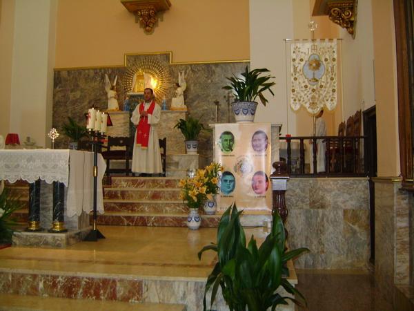 009.jpg - En el altar mayor lucía un cartel conmemorativo de la Asociación de Antiguos Alumnos de Hermanos de La Salle del Colegio de San Gumersindo de Consuegra, Toledo