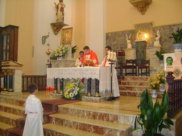 010.jpg - Otro momento de la celebración. Concelebraba el párroco de Carmena D. David Belmonte Rodríguez-Pascual