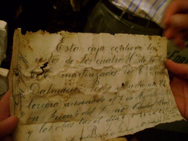 015.jpg - Durante la exhumación de los cuerpos de los Hermanos de La Salle, se encontró esta nota que certificaba el martirio de los religiosos