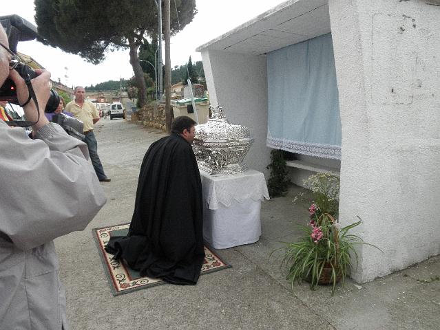 P6250044.JPG - El párroco de Puerto de San Vicente, don Francisco Javier Martín Nieves, venera las reliquias del Beato Domingo Sánchez Lázaro.