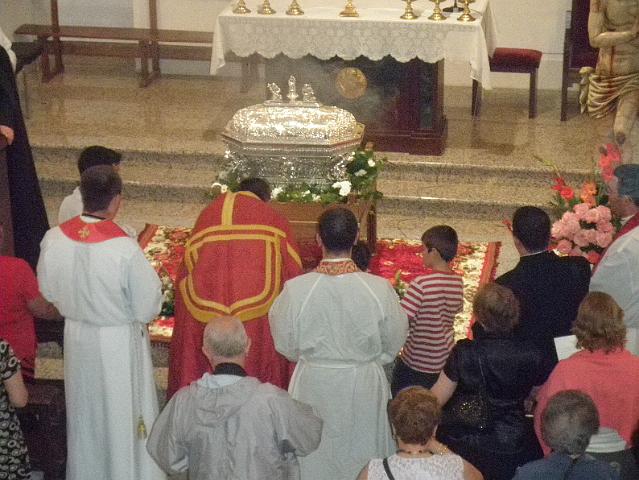 P6250069.JPG - Incensando las reliquias del Beato Domingo, al llegar al altar mayor.