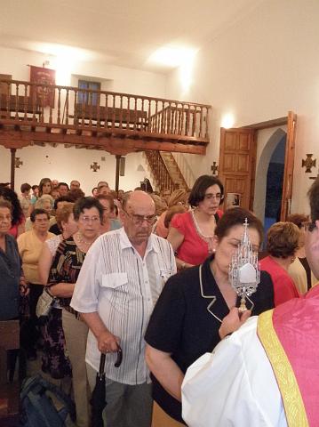 P6250092.JPG - Los familiares de don Domingo se acercan a besar la reliquia.