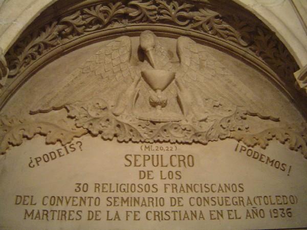 001.jpg - Iglesia de los PP. Franciscanos de San Juan de los Reyes (Toledo). Sepulcro de los mártires.