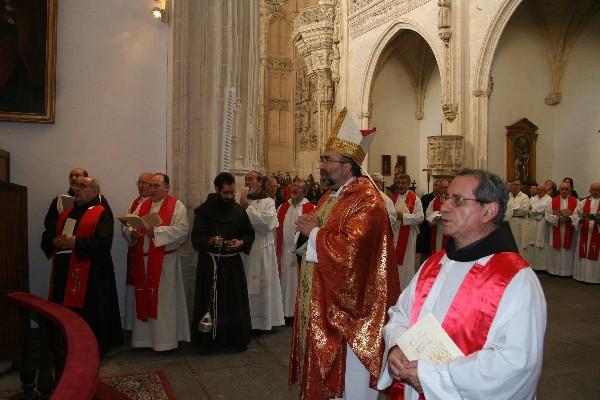 016.jpg - El 6 de diciembre de 2007, se celebró una solemne misa en recuerdo de los mártires. Presidía el Obispo de Huesca y de Jaca, Monseñor Jesús Sanz Montes.