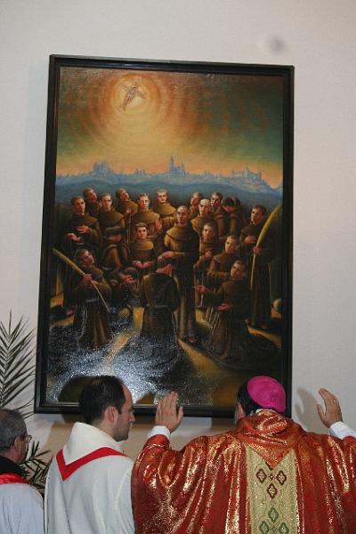 017.jpg - Antes de iniciarse la procesión de entrada, tuvo lugar la bendición del cuadro de los mártires.