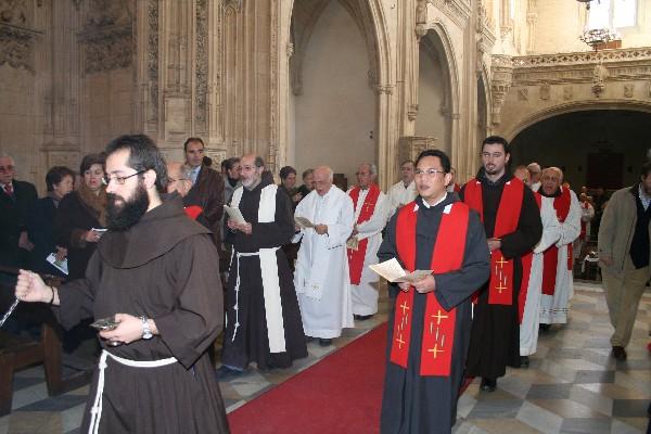 021.jpg - Los padres franciscanos camino del altar.