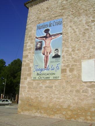 001.JPG - En la fachada de la parroquia de Nuestra Señora de la Asunción de la Villa de Don Fadique, todavía luce el cartel que se colocó con motivo de la Beatificación.