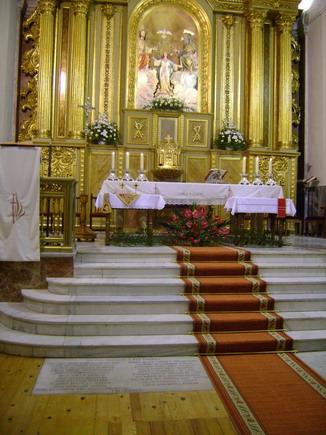 002.JPG - Altar Mayor. Todo preparado para la celebración de la Santa Misa.