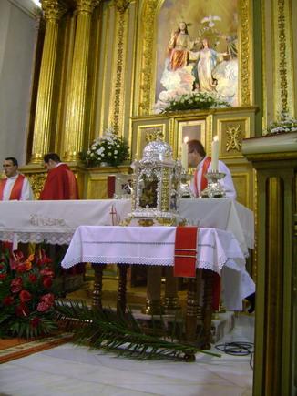 005.JPG - El nuevo relicario, que el Señor Cardenal entregó en la Catedral el pasado 6 de noviembre, fue colocado a la vista de todos, cerca del altar.