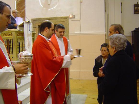 014.JPG - Esperanza, la primera por la derecha, cuñada del mártir, ofreciendo el pan eucarístico.