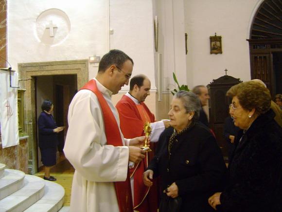 019.JPG - Los sacerdotes dando a venerar las reliquias.