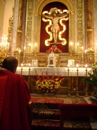 022.JPG - El Párroco, tras dejar el relicario en la Capilla del Santísimo Cristo del Consuelo.
