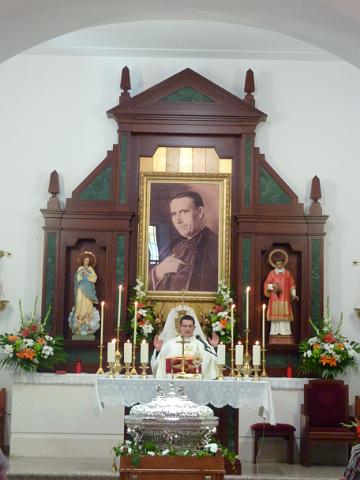 02.JPG - Para la celebración se había colocado en el altar mayor un cuadro del Beato Domingo Sánchez Lázaro.