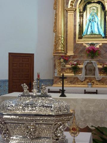 17.JPG - Las reliquias del que fuera arcipreste de la zona ante la Virgen del Prado