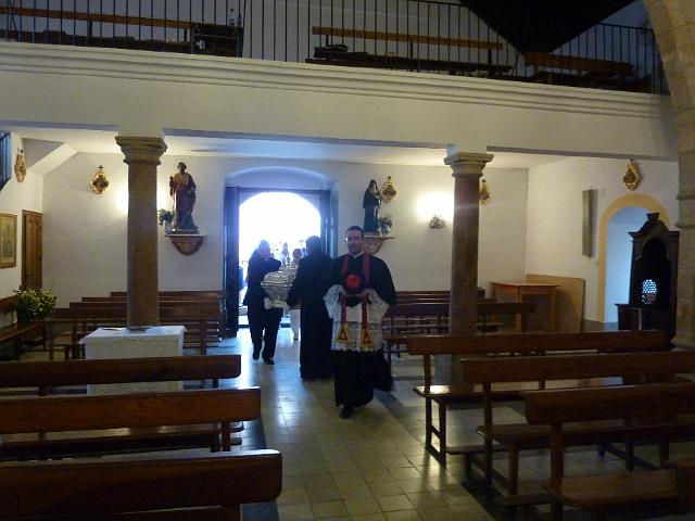 24.JPG - Entrada en la iglesia parroquial de San Bartolomé apóstol