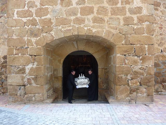 32.JPG - Saliendo por la puerta principal de la iglesia de Aldeanueva