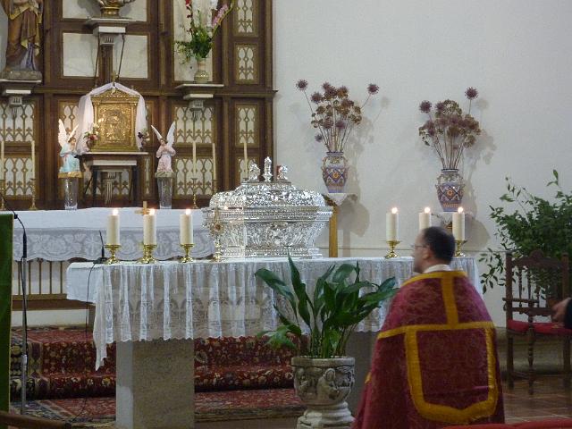 38.JPG - El párroco venera las reliquias colocadas en el altar mayor