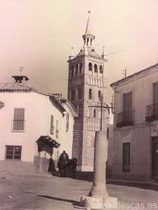 Antigua instantánea de la iglesia parroquial de Santa María de Illescas donde en primer término aparece la hermosa y espectacular torre mudéjar, denominada 