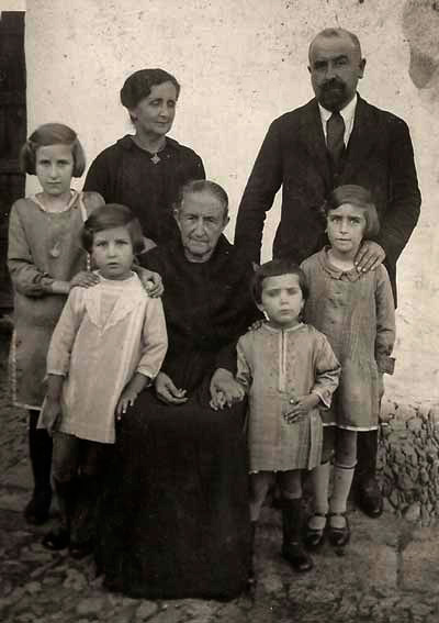 Amparo López-Oliva con su familia