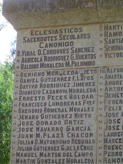 Detalle de la Cruz a los mártires. Parque frente a la Iglesia de San Juan evangelista en Consuegra