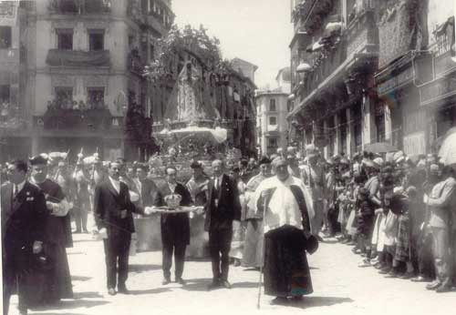 Procesión por las calles de Toledo. 30 de mayo de 1926
