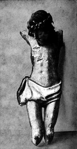 Crucifijo roto y acuchillado en la cara y pecho, aprox. s. XVII, horriblemente mutilado. Colegio de Doncellas Nobles  (foto de Jacques-André B)