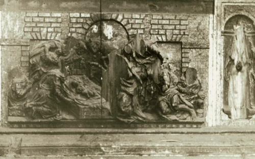 Detalle del retablo de la parroquia profanado