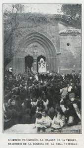 Procesión de la Virgen saliendo de la parroquia de Alcaraz