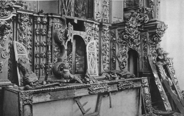 048.jpg - Retablo en  madera esculpida destrozado a hachazos, Convento de San Francisco en Moguer (Huelva).